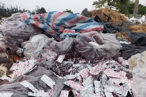 Số thuốc tân dược bỏ trên đất trống ở Đà Nẵng.