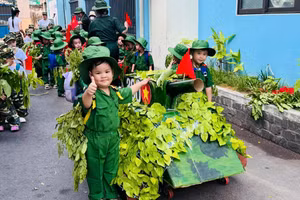 Trẻ Trường Mầm non Hoa Phượng Đỏ hóa thân thành "chiến sĩ nhí".