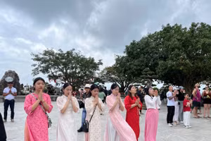 Du khách tại chùa Linh Ứng, bán đảo Sơn Trà (Đà Nẵng). 