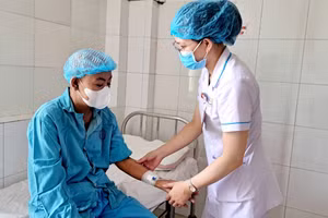 Bác sĩ Bệnh viện Đà Nẵng vừa thực hiện thành công ghép tế bào gốc tự thân cho người bệnh Hà Thị A.T. (trú tỉnh Quảng Ngãi).