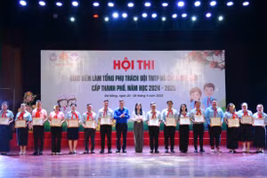 Trao giấy chứng nhận cho các giáo viên đạt danh hiệu giáo viên làm tổng phụ trách đội thiếu niên tiền phong Hồ Chí Minh giỏi cấp thành phố, năm học 2024-2025. 