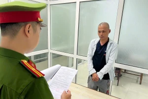 Công an tống đạt quyết định khởi tố, bắt tạm giam tài xế Dương Bá Toàn.