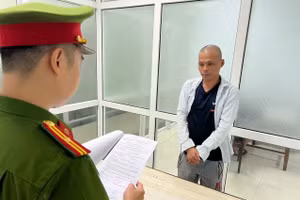 Công an tống đạt quyết định khởi tố, bắt tạm giam tài xế Dương Bá Toàn. 