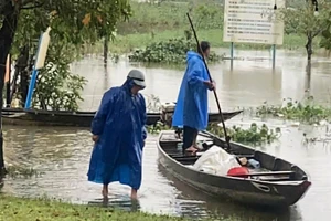 Tìm kiếm 2 mẹ con bị mất tích do lật ghe. (Ảnh: NDCC)