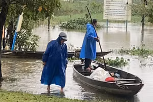 Tìm kiếm 2 mẹ con bị mất tích do lật ghe. (Ảnh: NDCC)