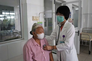 Bác sĩ thăm khám cho cụ bà. 