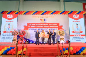 Ông Ngô Xuân Thắng (thứ 2, phải qua) - Chủ tịch HĐND TP Đà Nẵng và lãnh đạo Trường VKU trao học bổng cho tân thủ khoa Lê Thanh Tấn. 