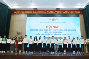 Khen thưởng các sinh viên có thành tích tốt trong công tác Đoàn, Hội và phong trào thanh niên, sinh viên năm học 2023 – 2024.