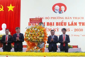 Ủy viên Bộ Chính trị, Thường trực Ban Bí thư Trần Cẩm Tú tặng hoa chúc mừng Đại hội. (Ảnh: V.X)