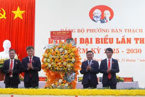 Ủy viên Bộ Chính trị, Thường trực Ban Bí thư Trần Cẩm Tú tặng hoa chúc mừng Đại hội. (Ảnh: V.X)