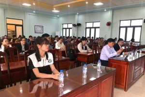 Hơn 60 cán bộ quản lý, giáo viên công tác trên địa bàn xã Bình Minh tập huấn AI.