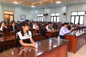 Hơn 60 cán bộ quản lý, giáo viên công tác trên địa bàn xã Bình Minh tập huấn AI.