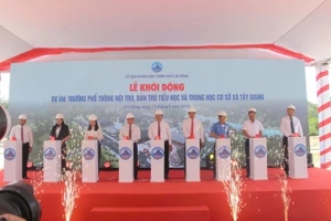 Lãnh đạo UBND TP Đà Nẵng và các đơn vị thực hiện nghi thức khởi động dự án Trường phổ thông nội trú, bán trú Tiểu học và THCS xã Tây Giang.
