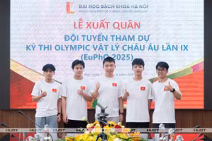 Em Cáp Hoàng Kim Bảo (thứ 2, từ phải qua) cùng đội tuyển Việt Nam xuất quân tham dự Olympic Vật lý châu Âu (EuPhO). Ảnh: Minh Thành