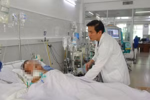 BSCKII Hà Sơn Bình kiểm tra sức khoẻ bệnh nhân T. trong thời gian điều trị tại Bệnh viện Đà Nẵng.