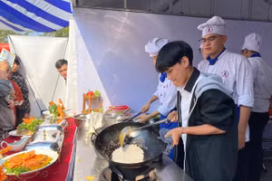 Học sinh được trải nghiệm nghề nghiệp trong ngày hội tư vấn hướng nghiệp.