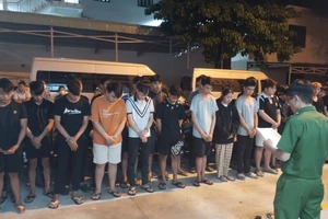 Công an tống đạt quyết định khởi tố bị can và thực hiện Lệnh bắt bị can. Ảnh: CACC