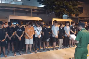 Công an tống đạt quyết định khởi tố bị can và thực hiện Lệnh bắt bị can. Ảnh: CACC