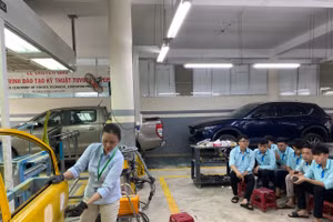 Sinh viên Trường Cao đẳng Nghề Đà Nẵng trong giờ thực hành. 