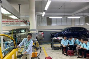 Sinh viên Trường Cao đẳng Nghề Đà Nẵng trong giờ thực hành.