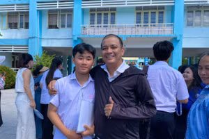 Thầy Lê Văn Chung – giáo viên dạy Hóa học Trường THPT Trần Cao Vân (tỉnh Quảng Nam) cùng học sinh sau phần thi môn tự chọn. 