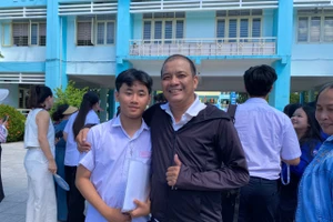 Thầy Lê Văn Chung – giáo viên dạy Hóa học Trường THPT Trần Cao Vân (tỉnh Quảng Nam) cùng học sinh sau phần thi môn tự chọn.