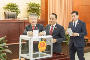 Ông Nguyễn Đức Dũng (đầu tiên, từ trái qua), Chủ tịch HĐND TP khóa XI, nhiệm kỳ 2026 – 2031. Ảnh: Cổng TTĐT Đà Nẵng 