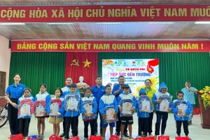 Trao quà cho học sinh Trường PTDTBT Tiểu học AXan.