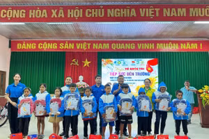 Trao quà cho học sinh Trường PTDTBT Tiểu học AXan.