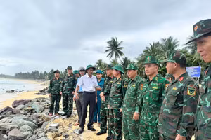 Quân khu 5 lập Sở chỉ huy phòng chống thiên tai, tìm kiếm cứu nạn tại tỉnh Đắk Lắk và đi kiểm tra các vị trí xung yếu, sẵn sàng hỗ trợ dân trong bão số 13.