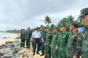 Quân khu 5 lập Sở chỉ huy phòng chống thiên tai, tìm kiếm cứu nạn tại tỉnh Đắk Lắk và đi kiểm tra các vị trí xung yếu, sẵn sàng hỗ trợ dân trong bão số 13.