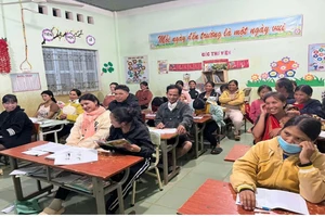 Lớp học xóa mù chữ giúp nâng cao dân trí, tiếp thêm niềm tin để bà con tự tin vươn lên trong cuộc sống.