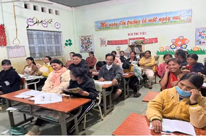 Lớp học xóa mù chữ giúp nâng cao dân trí, tiếp thêm niềm tin để bà con tự tin vươn lên trong cuộc sống.