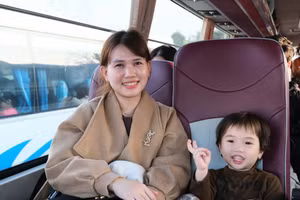 Chị Nguyễn Thị Hiền cùng con gái vui vẻ trở về quê trên chuyến xe Công đoàn.