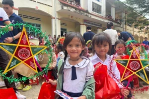 Học sinh miền núi Quảng Ngãi tươi cười khi nhận quà Tết Trung Thu.