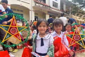 Học sinh miền núi Quảng Ngãi tươi cười khi nhận quà Tết Trung Thu.