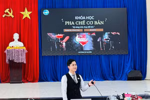 Các giảng viên về dạy nghề cho người lao động địa phương. 