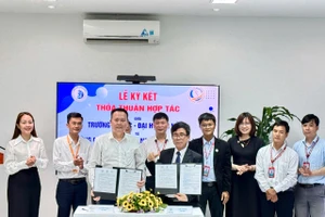 Đại diện Ban giám hiệu Trường Y Dược – Đại học Đà Nẵng và Trường Cao đẳng Công nghệ Y – Dược Việt Nam ký kết hợp tác.