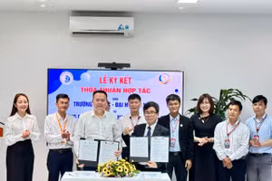 Đại diện Ban giám hiệu Trường Y Dược – Đại học Đà Nẵng và Trường Cao đẳng Công nghệ Y – Dược Việt Nam ký kết hợp tác. 