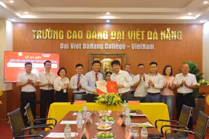 Đại diện Ban Giám hiệu Trường Cao đẳng Đại Việt Đà Nẵng tổ chức Lễ ký kết thỏa thuận hợp tác với Báo Giáo dục và Thời đại.