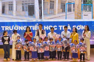 Đại diện Trường Liên cấp Thành phố Giáo dục Quốc tế IEC Quảng Ngãi trao quà cho học sinh Trường Tiểu học Trà Sơn. 