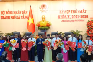 Ông Lương Nguyễn Minh Triết (thứ 8, từ phải qua) - Chủ tịch UBND TP Đà Nẵng trao quyết định bổ nhiệm giám đốc các sở. 