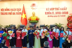 Ông Lương Nguyễn Minh Triết (thứ 8, từ phải qua) - Chủ tịch UBND TP Đà Nẵng trao quyết định bổ nhiệm giám đốc các sở.