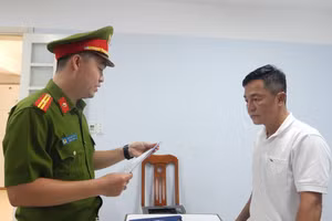 Công an tống đạt quyết định khởi tố, bắt tạm giam Phạm Chiến Thắng. (Ảnh: CACC)