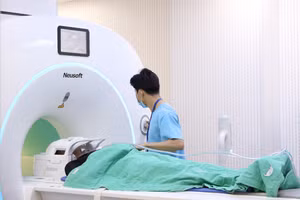 Bé N. được chỉ định chụp cộng hưởng từ với máy MRI 1.5 Tesla. 