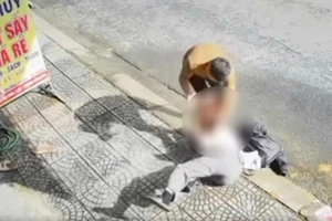 Người đàn ông dùng hung khí đâm người phụ nữ. Ảnh cắt clip