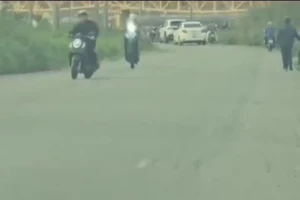 2 thanh niên chạy xe máy “bốc đầu”. Ảnh cắt clip