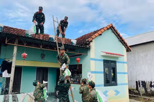 Bộ đội Quân khu 5 hỗ trợ Nhân dân chằng chống nhà cửa trước bão Kalmaegi.