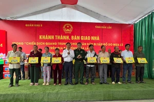 Ông Lương Nguyễn Minh Triết - Bí thư tỉnh ủy Đắk Lắk và Trung tướng Lê Ngọc Hải - Tư lệnh Quân khu 5 bàn giao nhà cho các hộ dân. 