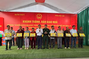 Ông Lương Nguyễn Minh Triết - Bí thư tỉnh ủy Đắk Lắk và Trung tướng Lê Ngọc Hải - Tư lệnh Quân khu 5 bàn giao nhà cho các hộ dân. 